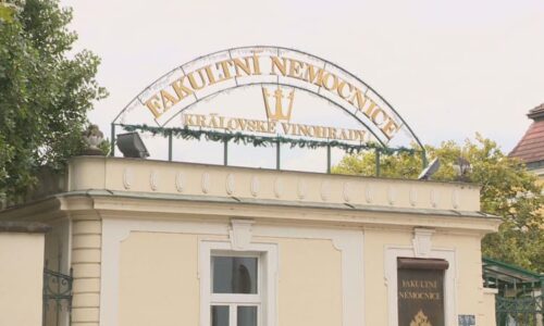 Poplach v nemocnici v Praze: Hasiči ze tří stanic zasahují u požáru