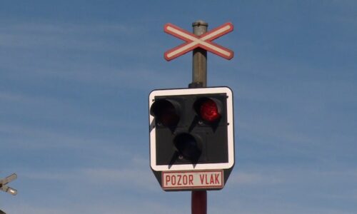 Tragický střet vlaku s člověkem ve Starém Kolíně: Sražený na místě zemřel, doprava stojí