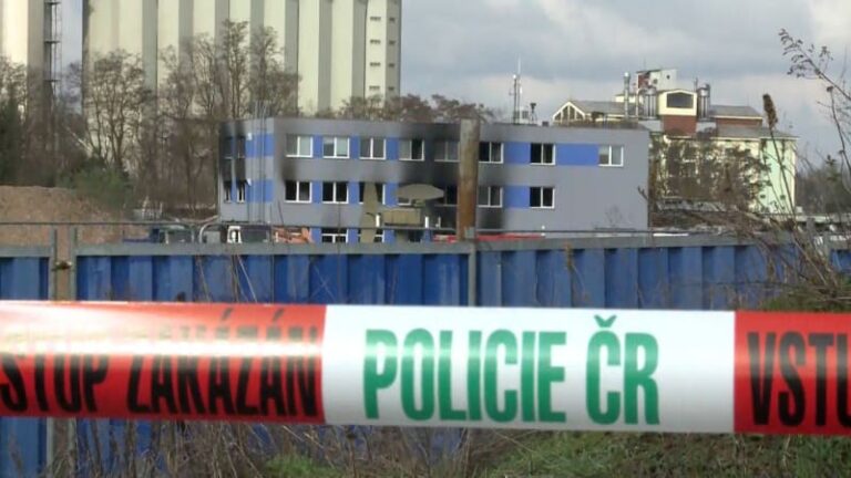 Státní zastupitelství navrhlo vazbu pro člověka obviněného z požáru zbrojovky. rozhodne soud