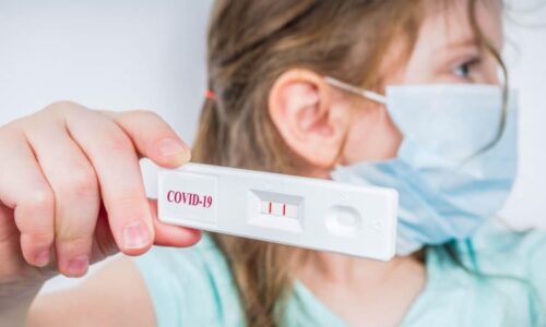 Nová varianta covidu „cikáda“ v Česku: Postihuje hlavně děti, varují vědci. Co o mutaci víme?