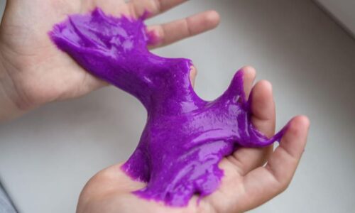 Nebezpečný sliz? Oblíbená dětská hračka obsahuje rizikovou látku, varuje ČOI