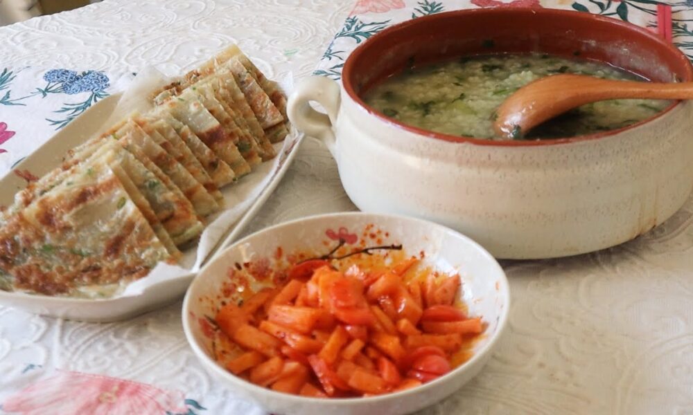 葱油饼+蔬菜粥+泡菜—-人间烟火之疫情下我家简单可口的早餐