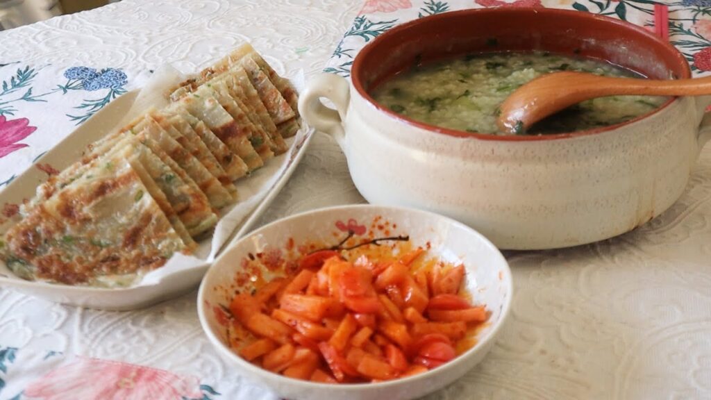 葱油饼+蔬菜粥+泡菜----人间烟火之疫情下我家简单可口的早餐