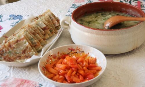 葱油饼+蔬菜粥+泡菜—-人间烟火之疫情下我家简单可口的早餐