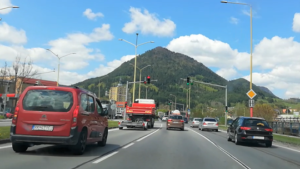 Hodinové kolóny na d1, zapchaté aj obchádzkové trasy v okolí ružomberka. začal sa presun ľudí z východu na západ