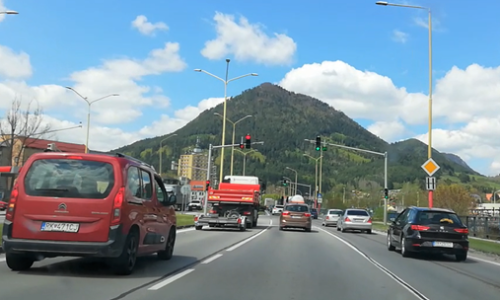Hodinové kolóny na D1, zapchaté aj obchádzkové trasy v okolí Ružomberka. Začal sa presun ľudí z východu na západ