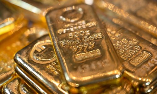 Cena zlata mierne klesla, na komoditu zatlačilo aj posilnenie dolára