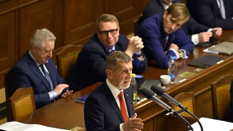 Pod ministrem se houpe židle, řekl expert. prozradil, proč babišovi dochází trpělivost