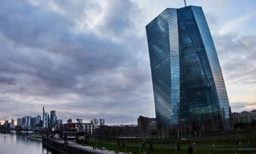 Člen Rady guvernérov ECB Sturnaras: Politika bude závisieť od rozsahu narušenia dodávok energií