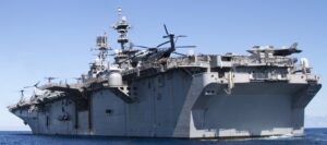 Americká výsadková loď uss tripoli opustila iránske pobrežie po raketovom útoku