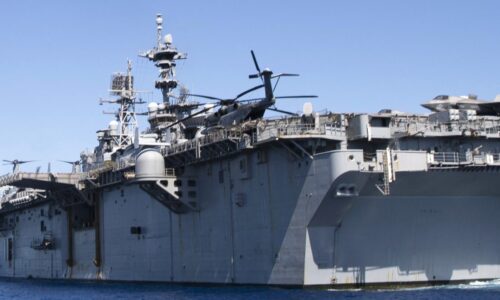 Americká výsadková loď USS Tripoli opustila iránske pobrežie po raketovom útoku