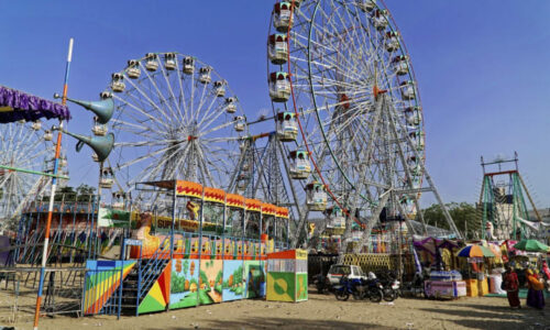 Chvíle plné děsu. V Indii se zřítilo přeplněné ruské kolo, deset lidí se vážně zranilo